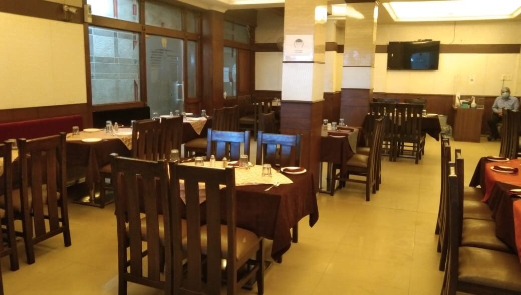 Pishori dining table